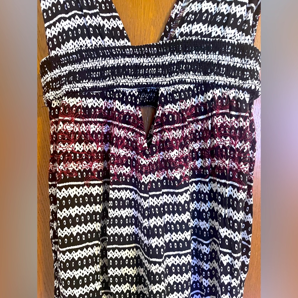 Peek a boo- key hole forever 21 romper! Awesome pattern